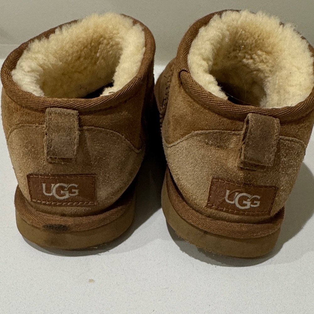 UGG Mini Kids Boots in chestnut